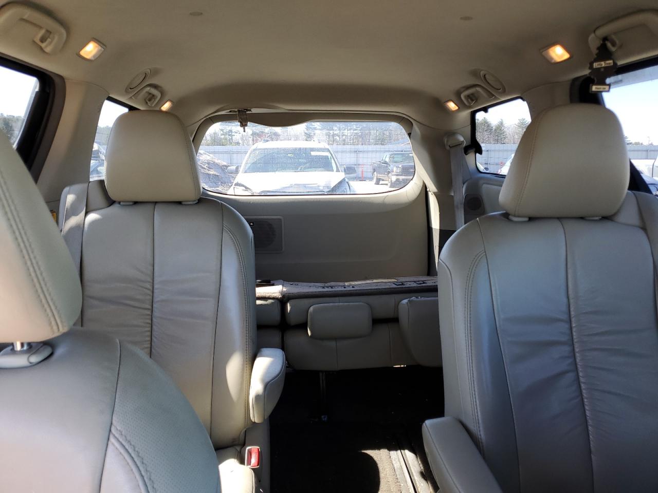 2011 Toyota Sienna - Image 10