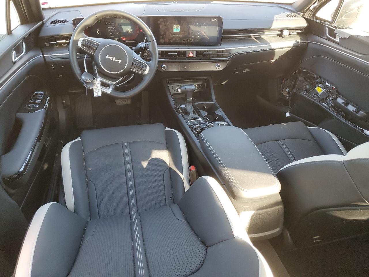 2025 Kia K5 - Image 8