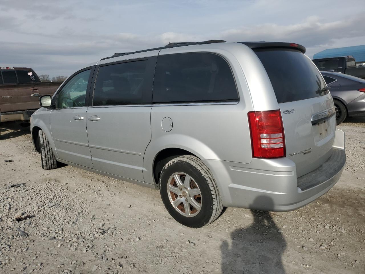 2008 Chrysler Town & Country - Image 2