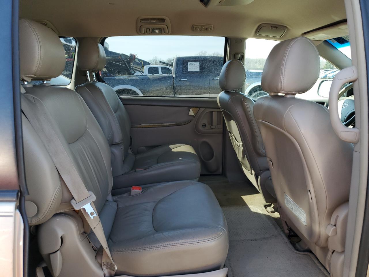 2005 Toyota Sienna - Image 11