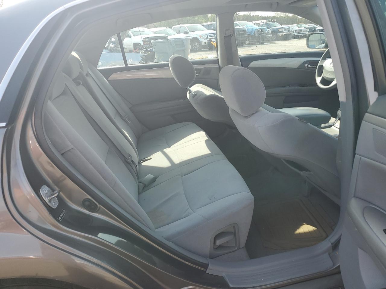 2005 Toyota Avalon - Image 10