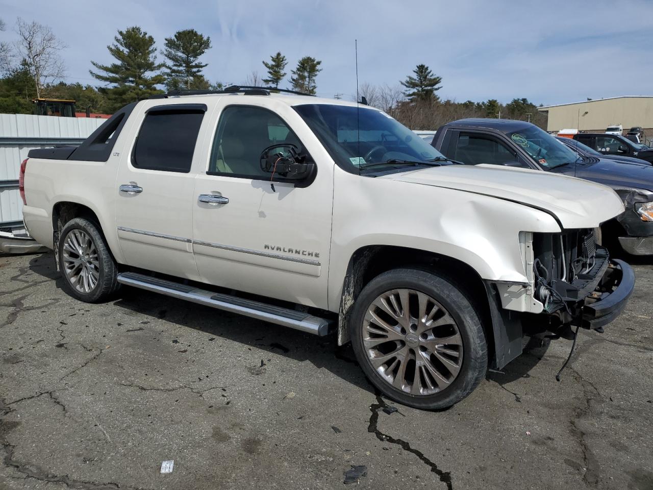 2011 Chevrolet Avalanche - Image 4