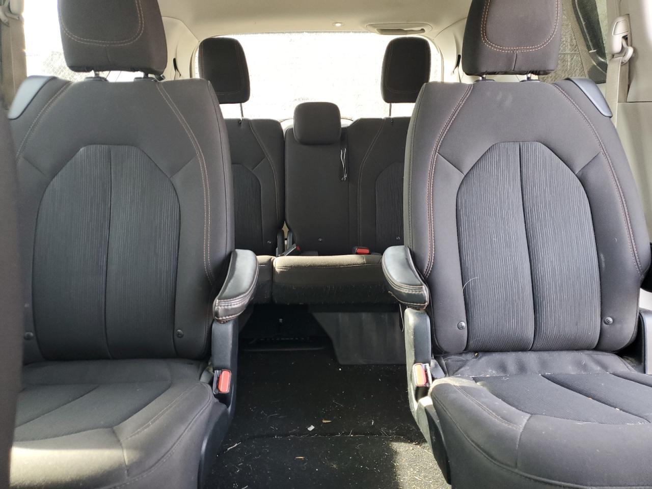 2017 Chrysler Pacifica - Image 10