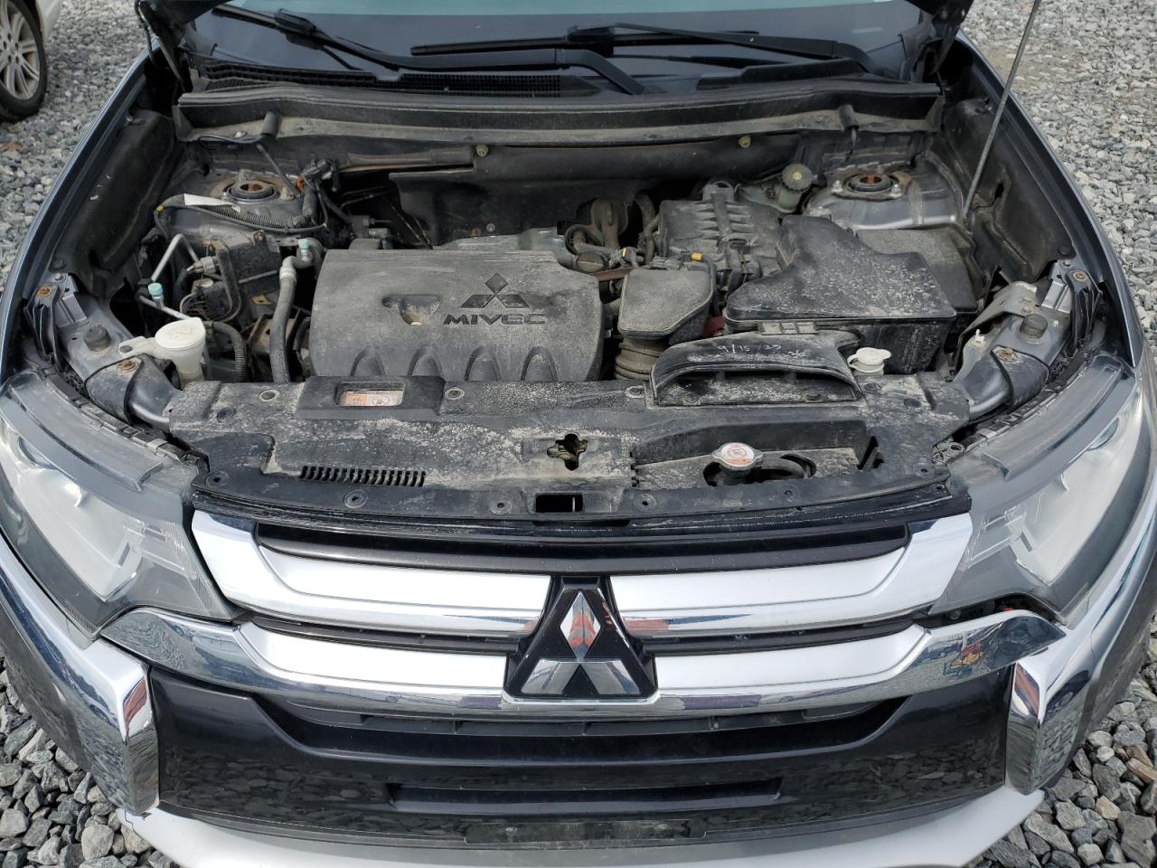 2017 Mitsubishi Outlander - Image 12