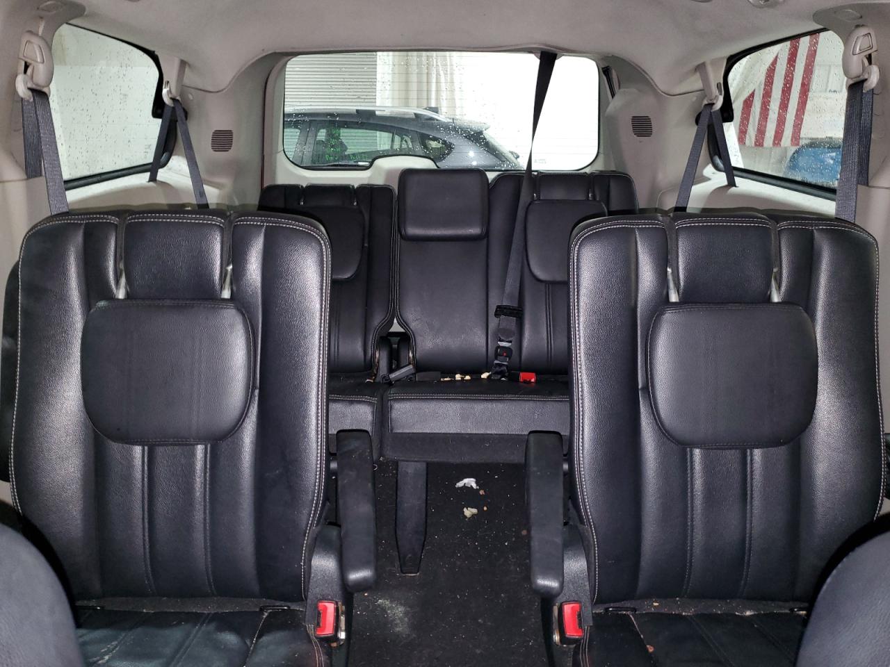 2014 Chrysler Town & Country - Image 10
