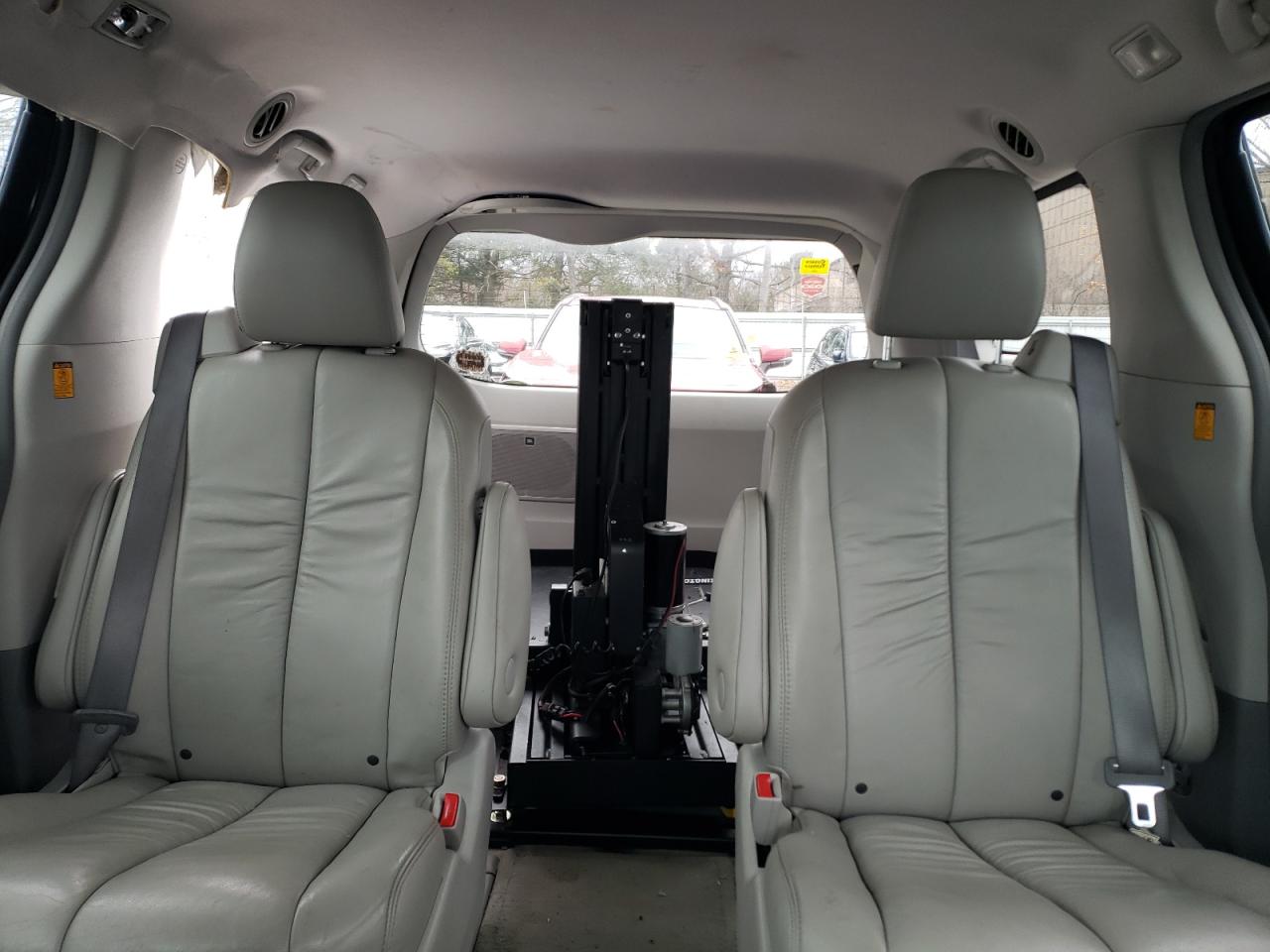 2011 Toyota Sienna - Image 10