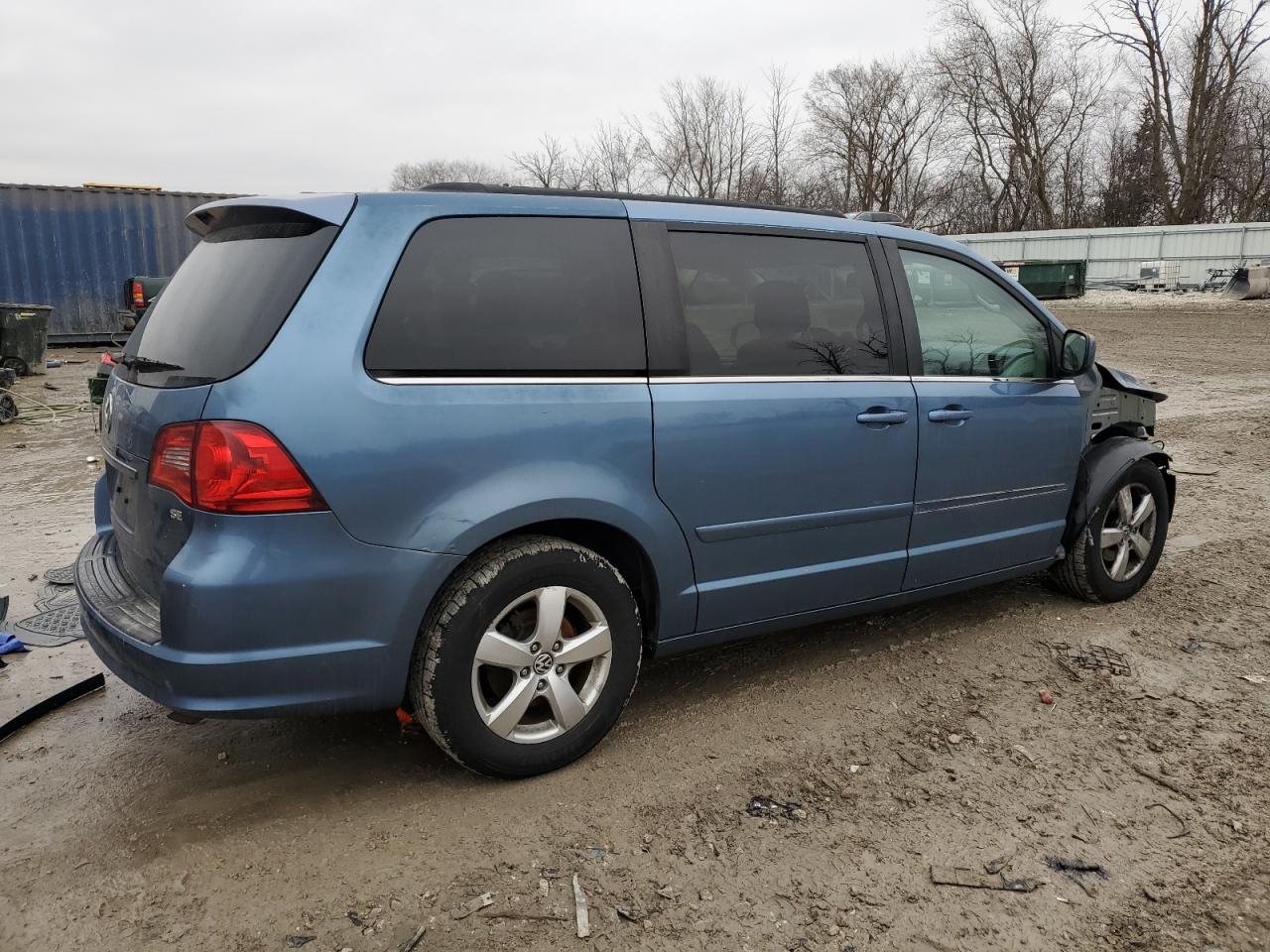 2011 Volkswagen Routan - Image 3