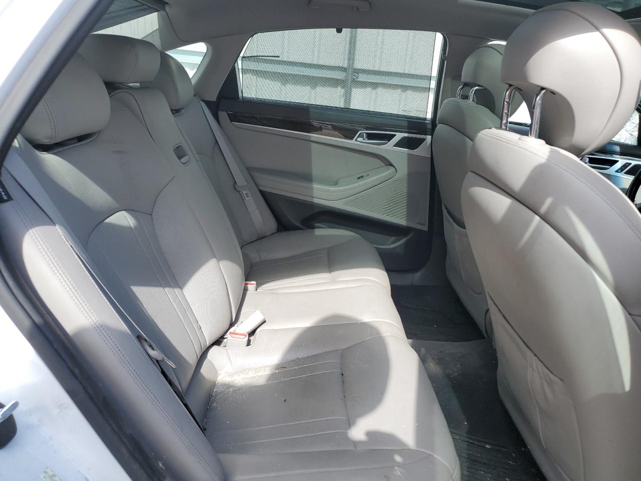 2015 Hyundai Genesis - Image 10