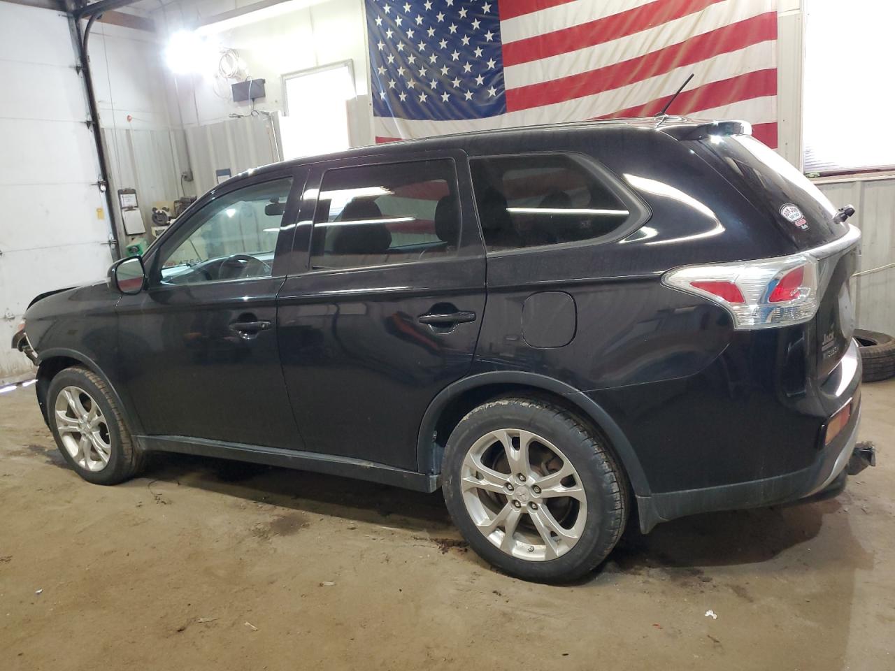 2015 Mitsubishi Outlander - Image 2