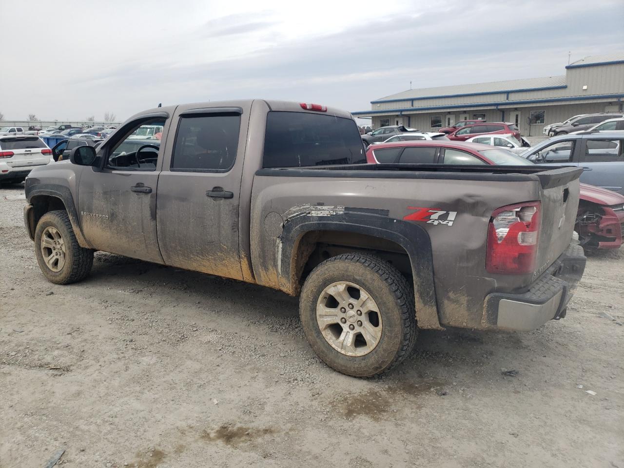 2007 Chevrolet Silverado - Image 2