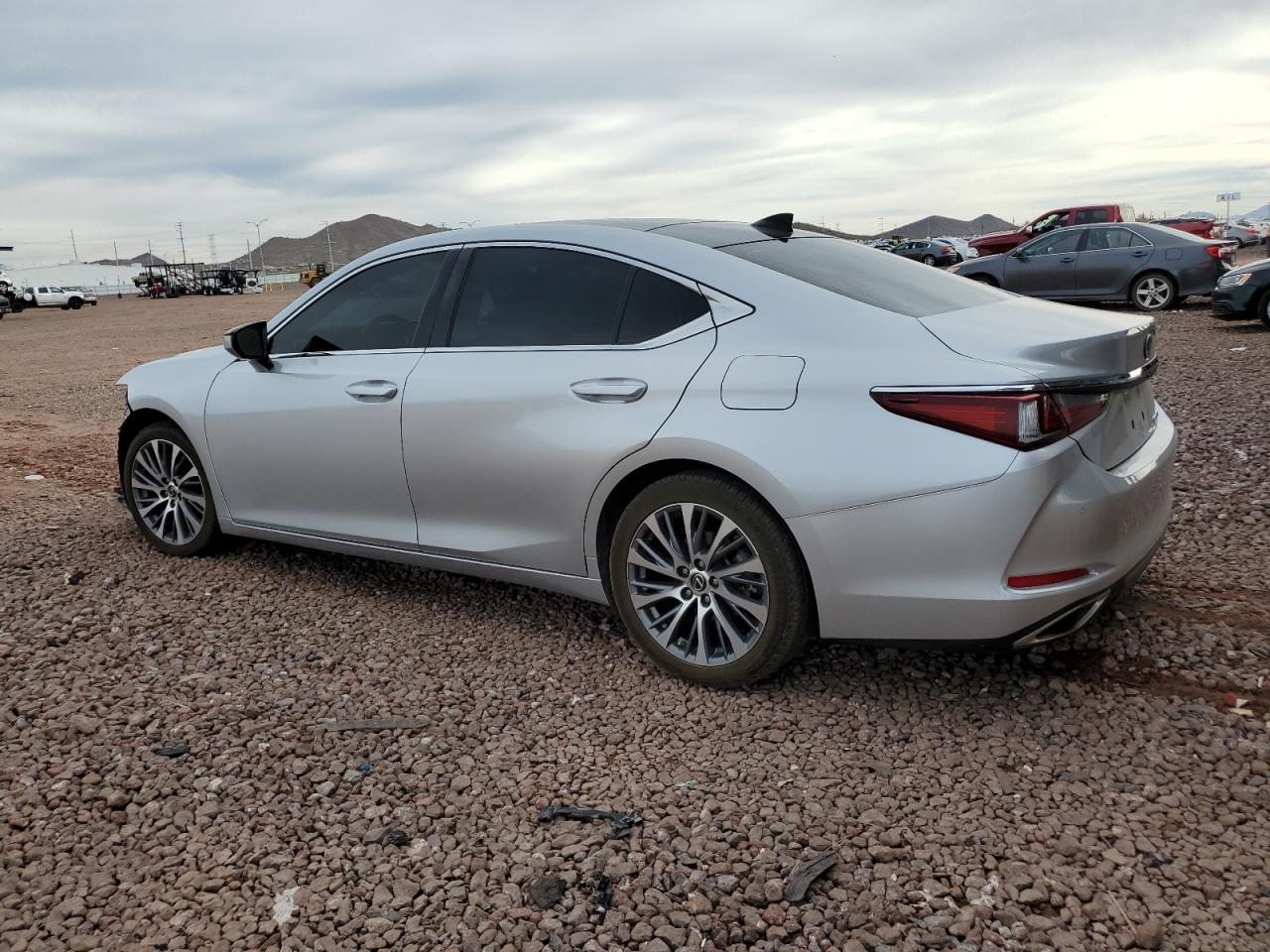 2019 Lexus ES - Image 2