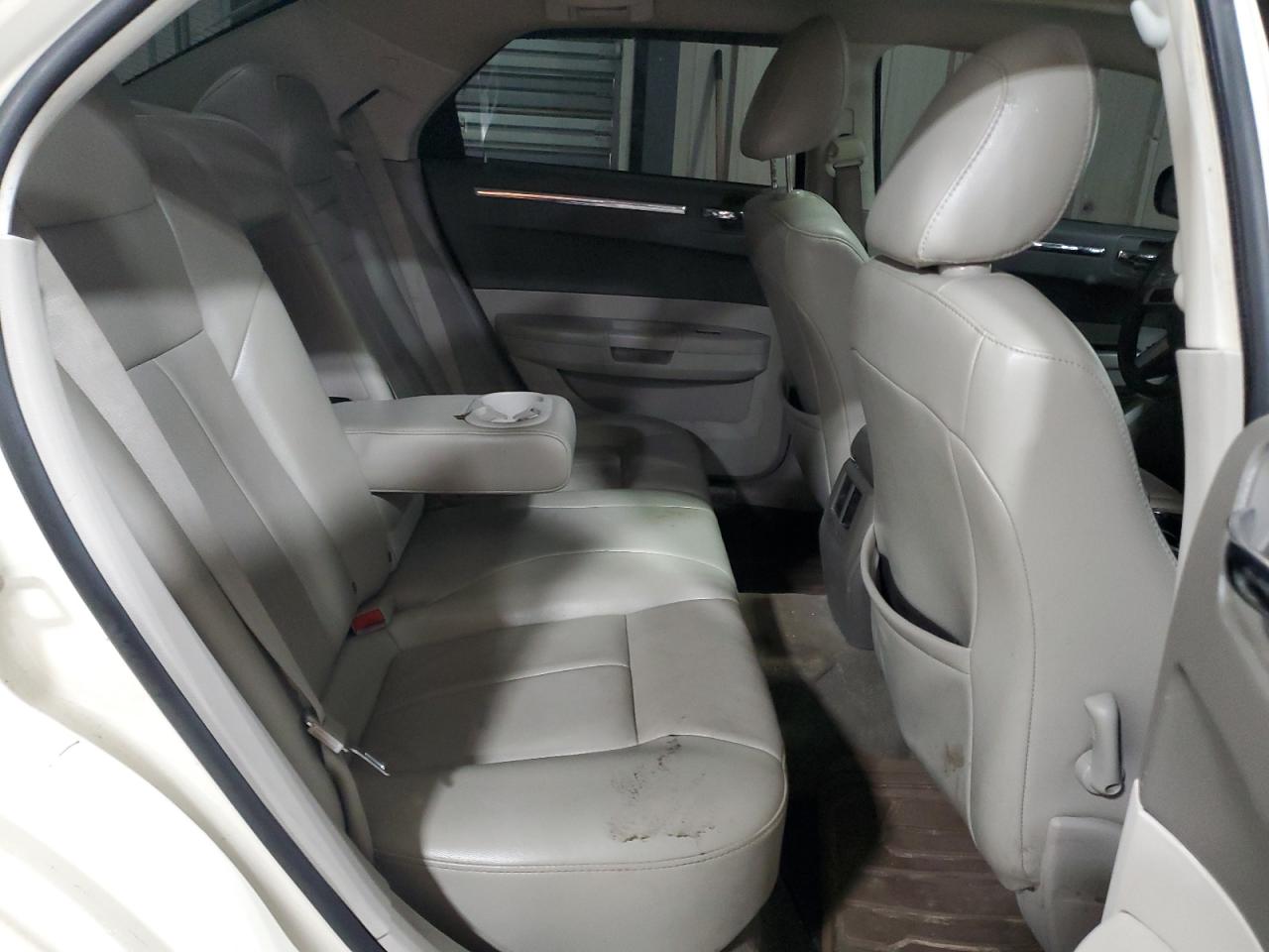 2010 Chrysler 300 - Image 10