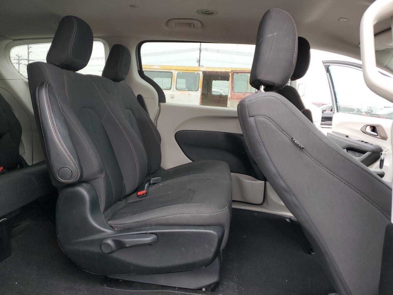 2018 Chrysler Pacifica - Image 12
