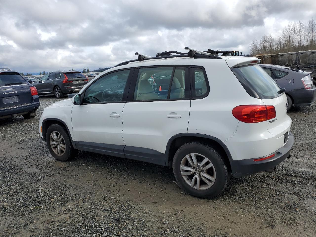 2016 Volkswagen Tiguan - Image 2