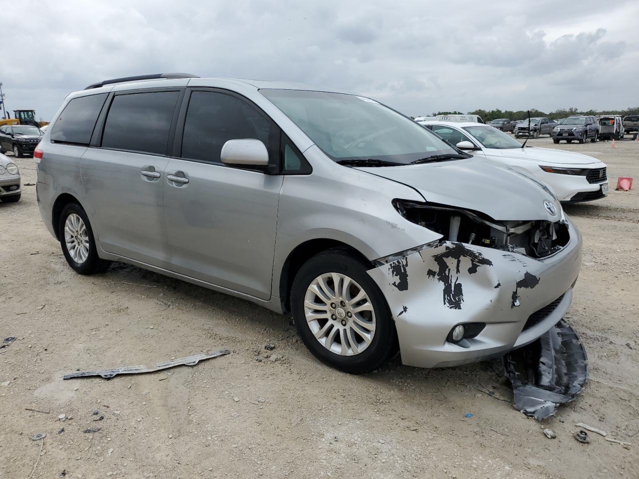 2011 Toyota Sienna - Image 4