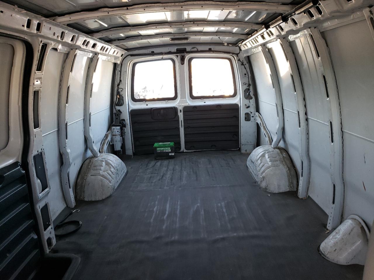 2010 Chevrolet Express - Image 10