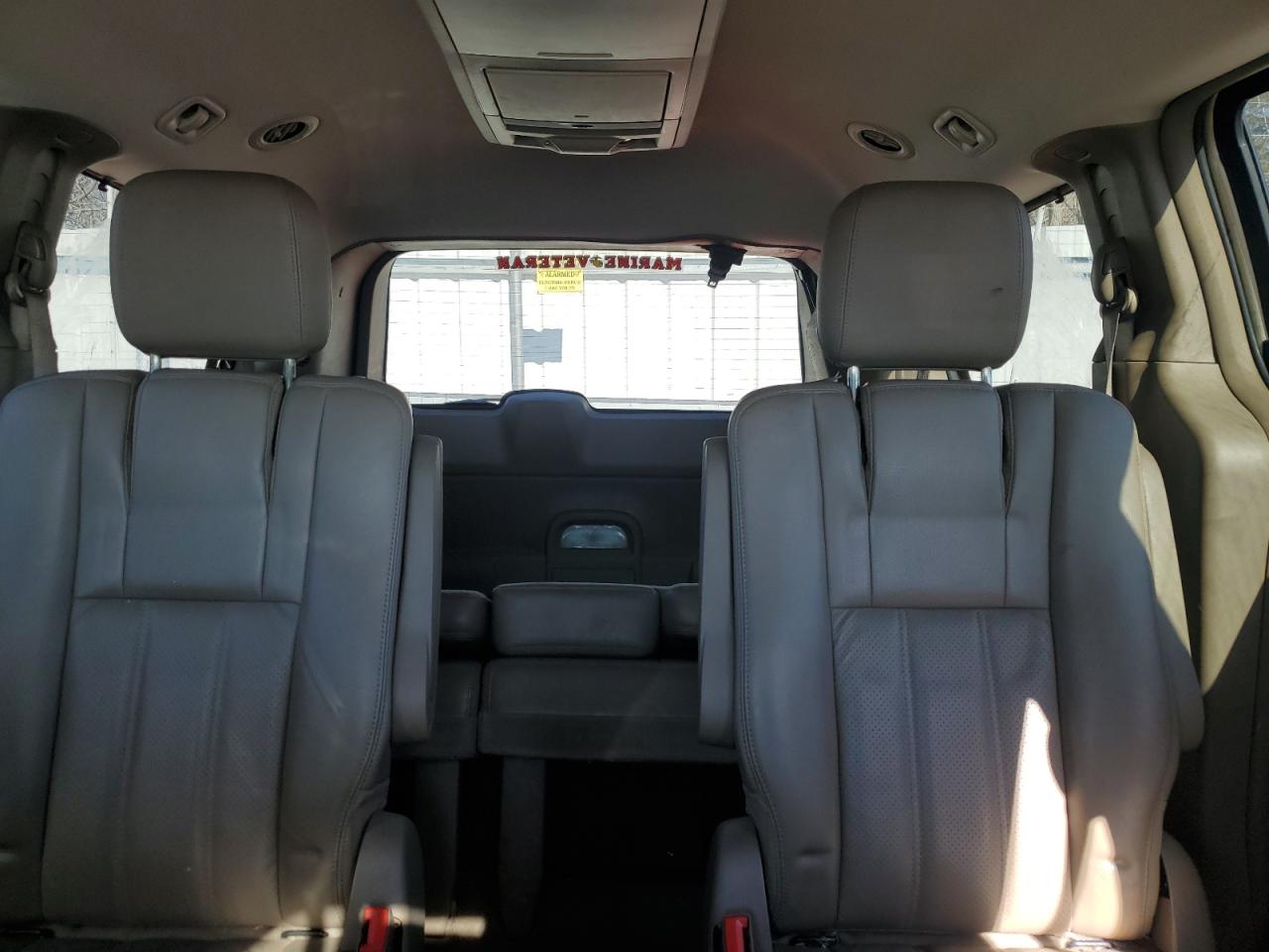 2011 Chrysler Town & Country - Image 10