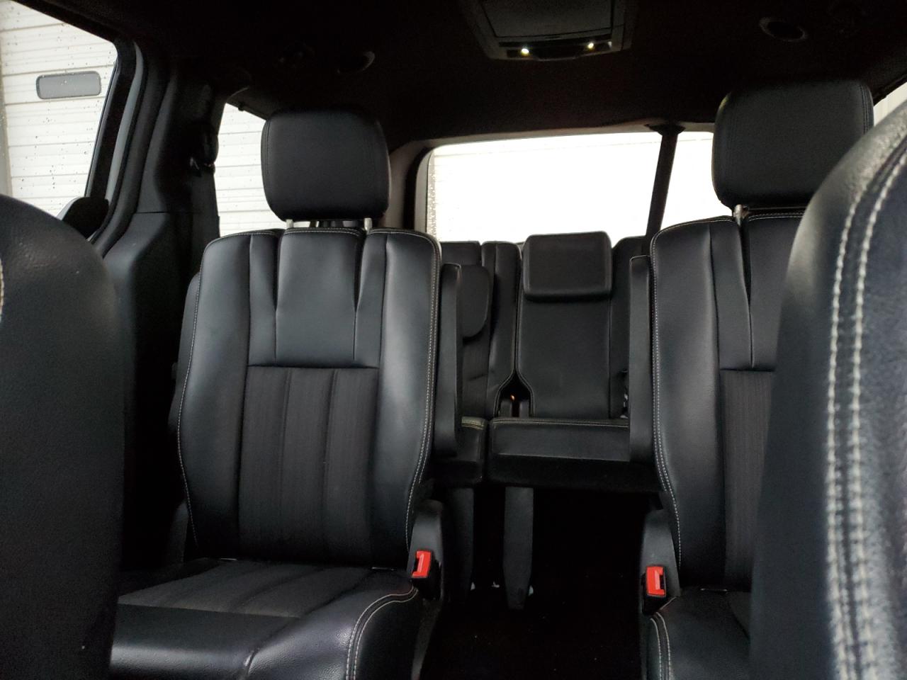 2015 Chrysler Town & Country - Image 10
