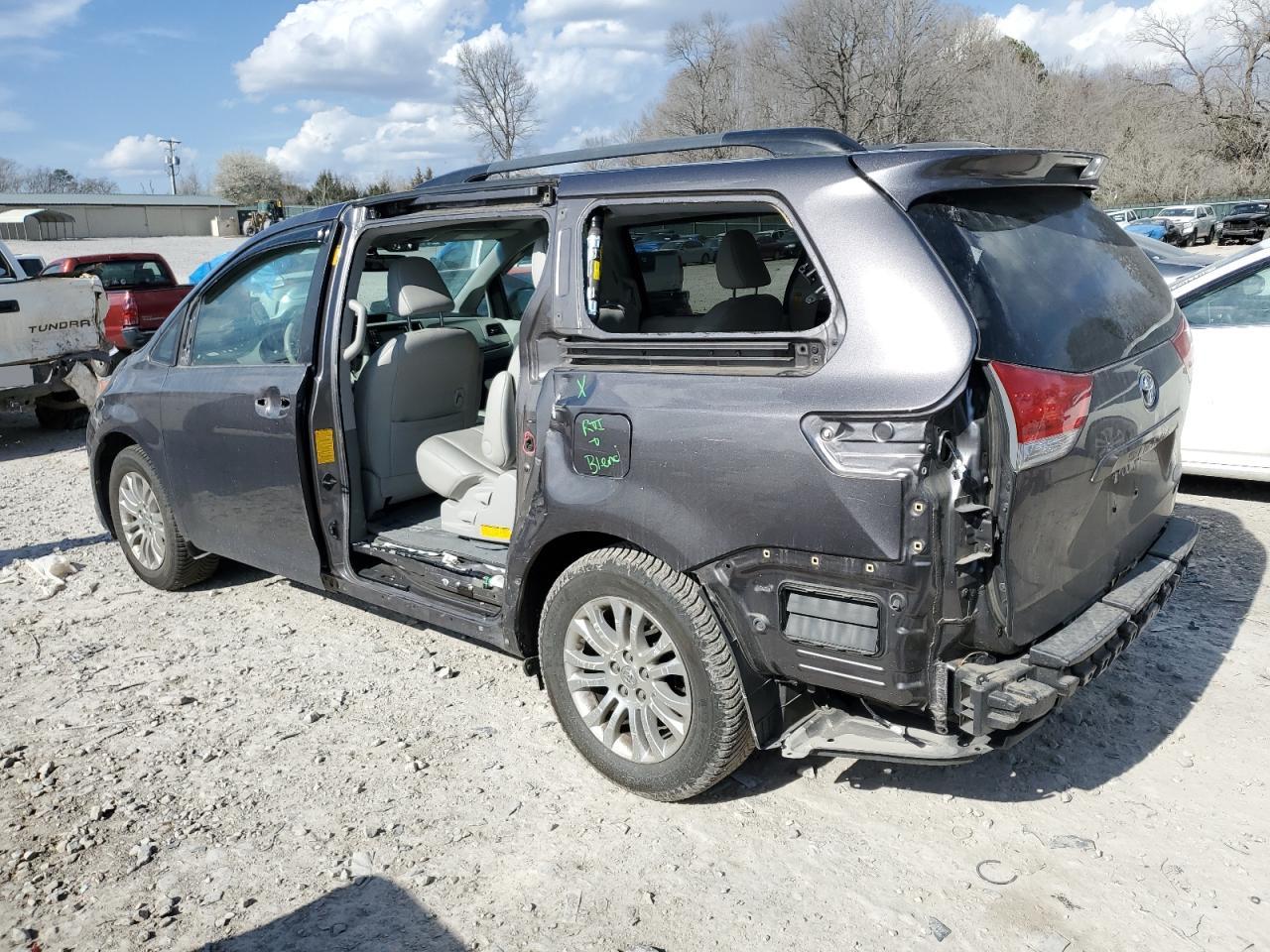 2014 Toyota Sienna - Image 2