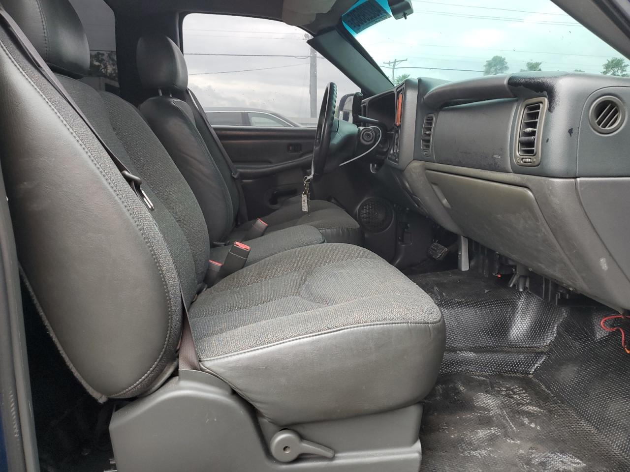 2003 Chevrolet Silverado - Image 10