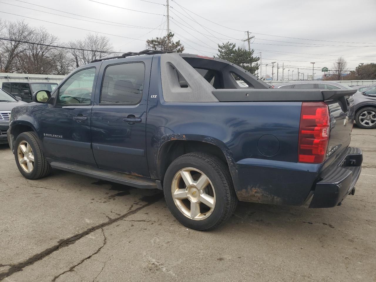 2007 Chevrolet Avalanche - Image 2