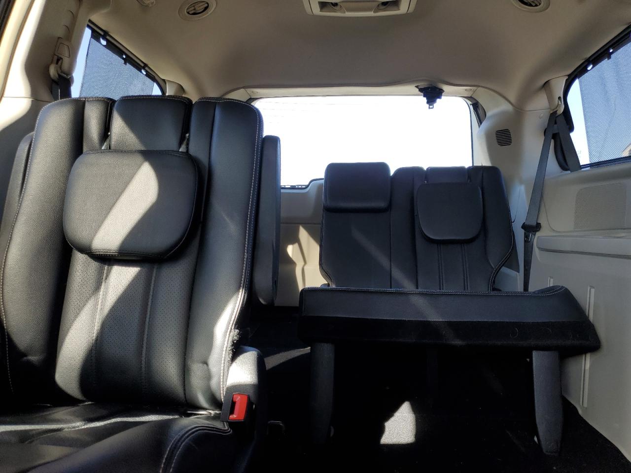 2015 Chrysler Town & Country - Image 10