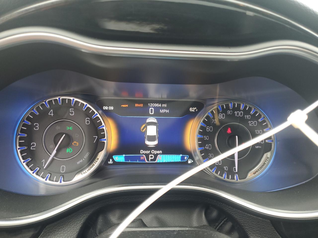 2015 Chrysler 200 - Image 9