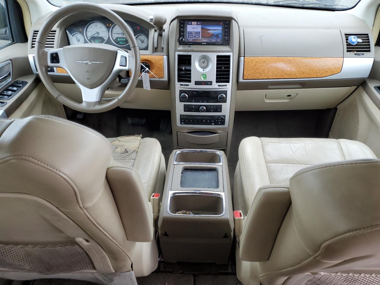 2010 Chrysler Town & Country - Image 8