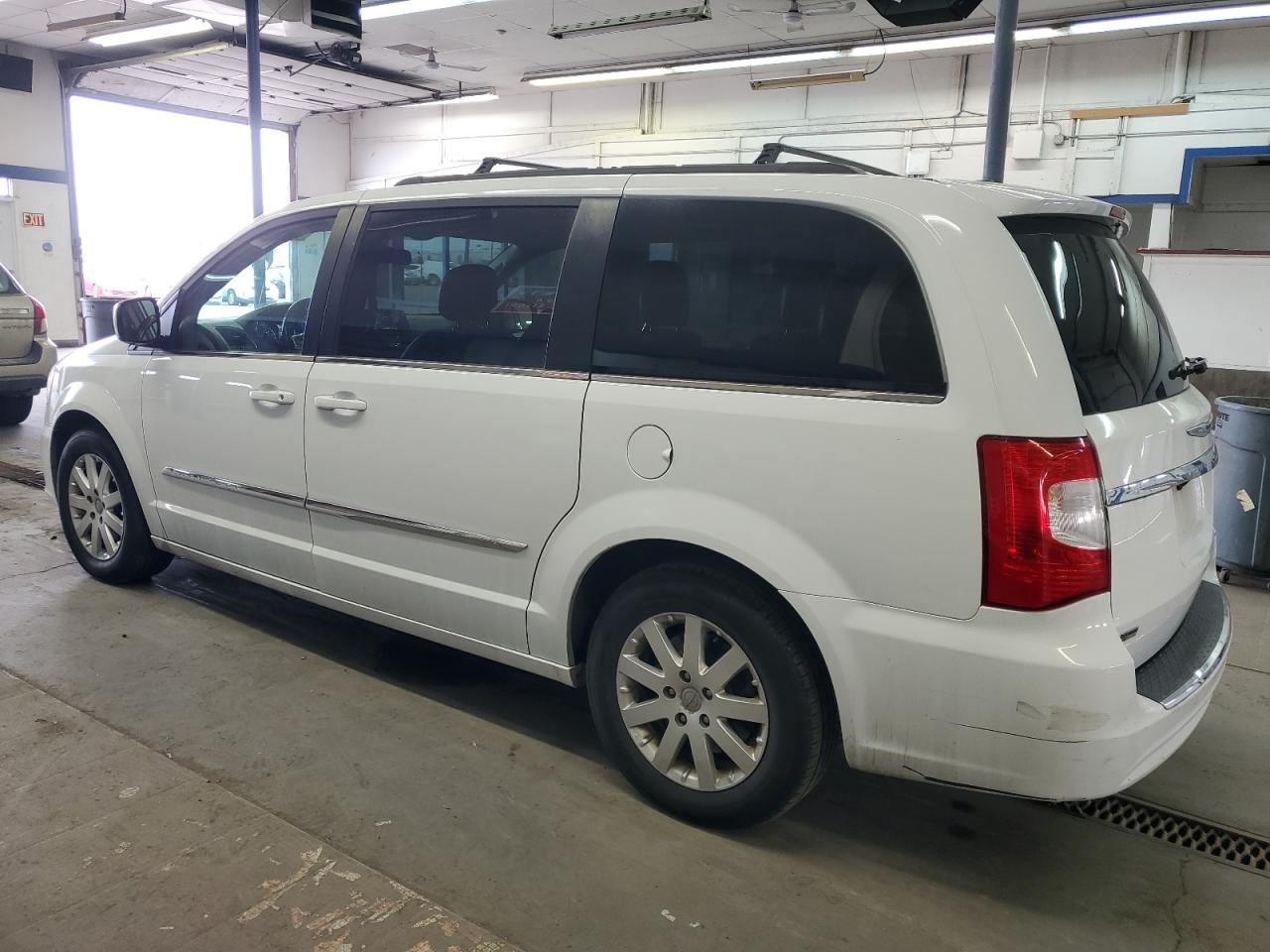 2016 Chrysler Town & Country - Image 2
