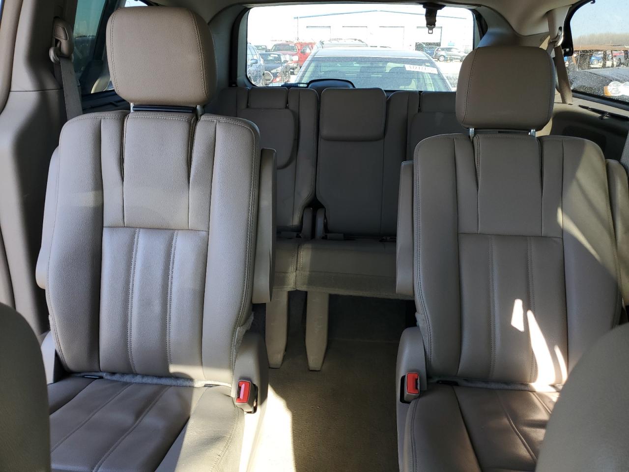 2015 Chrysler Town & Country - Image 10