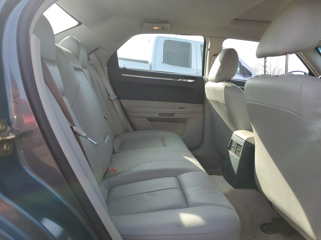 2005 Chrysler 300 - Image 10