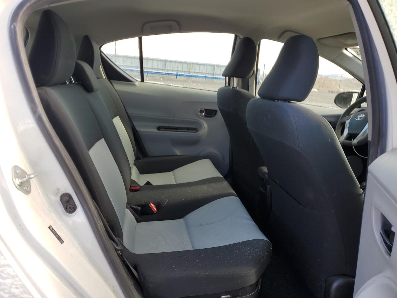 2012 Toyota Prius - Image 11