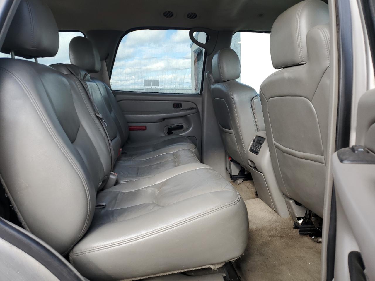 2006 Chevrolet Tahoe - Image 11