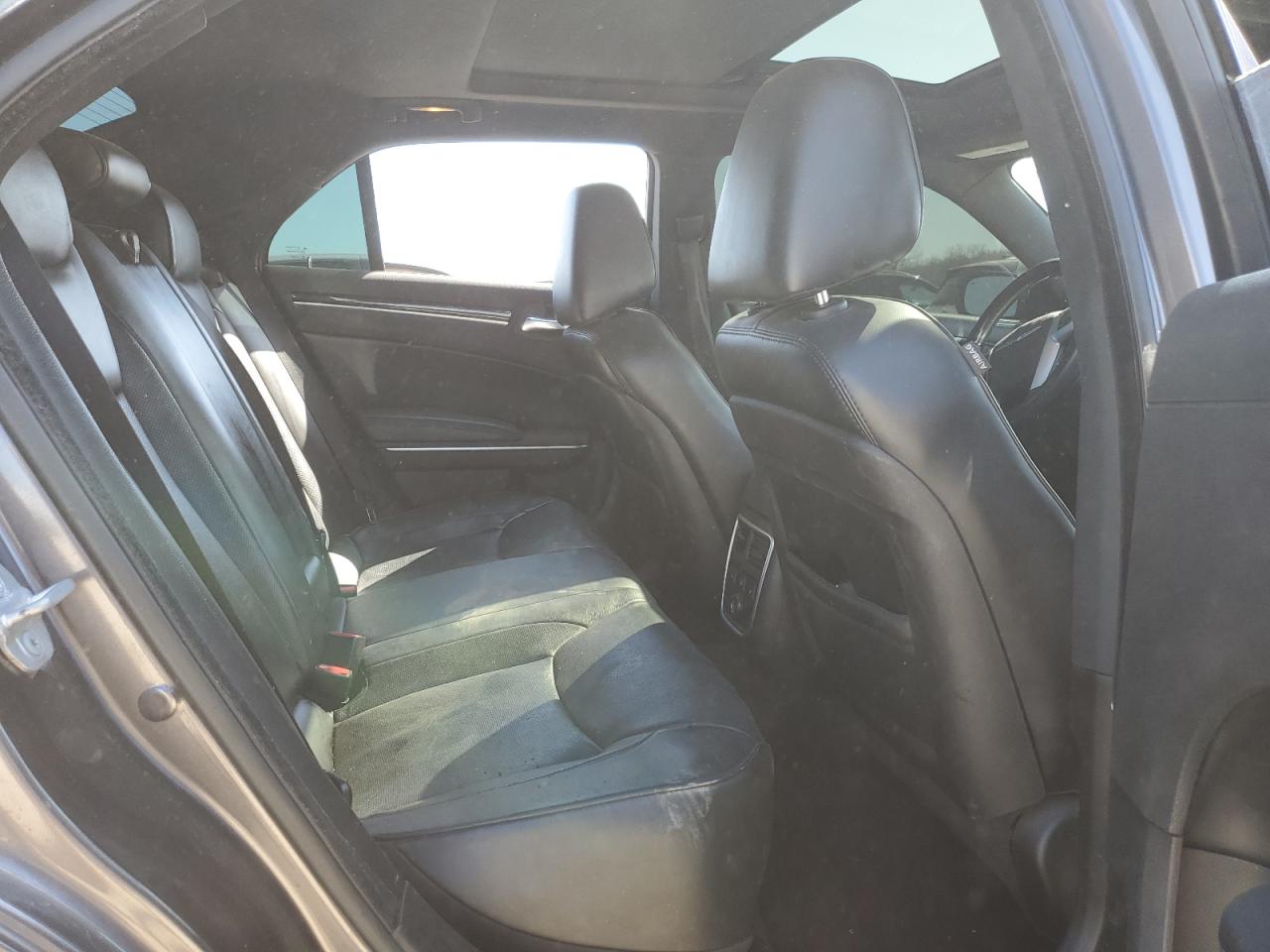 2013 Chrysler 300 - Image 11