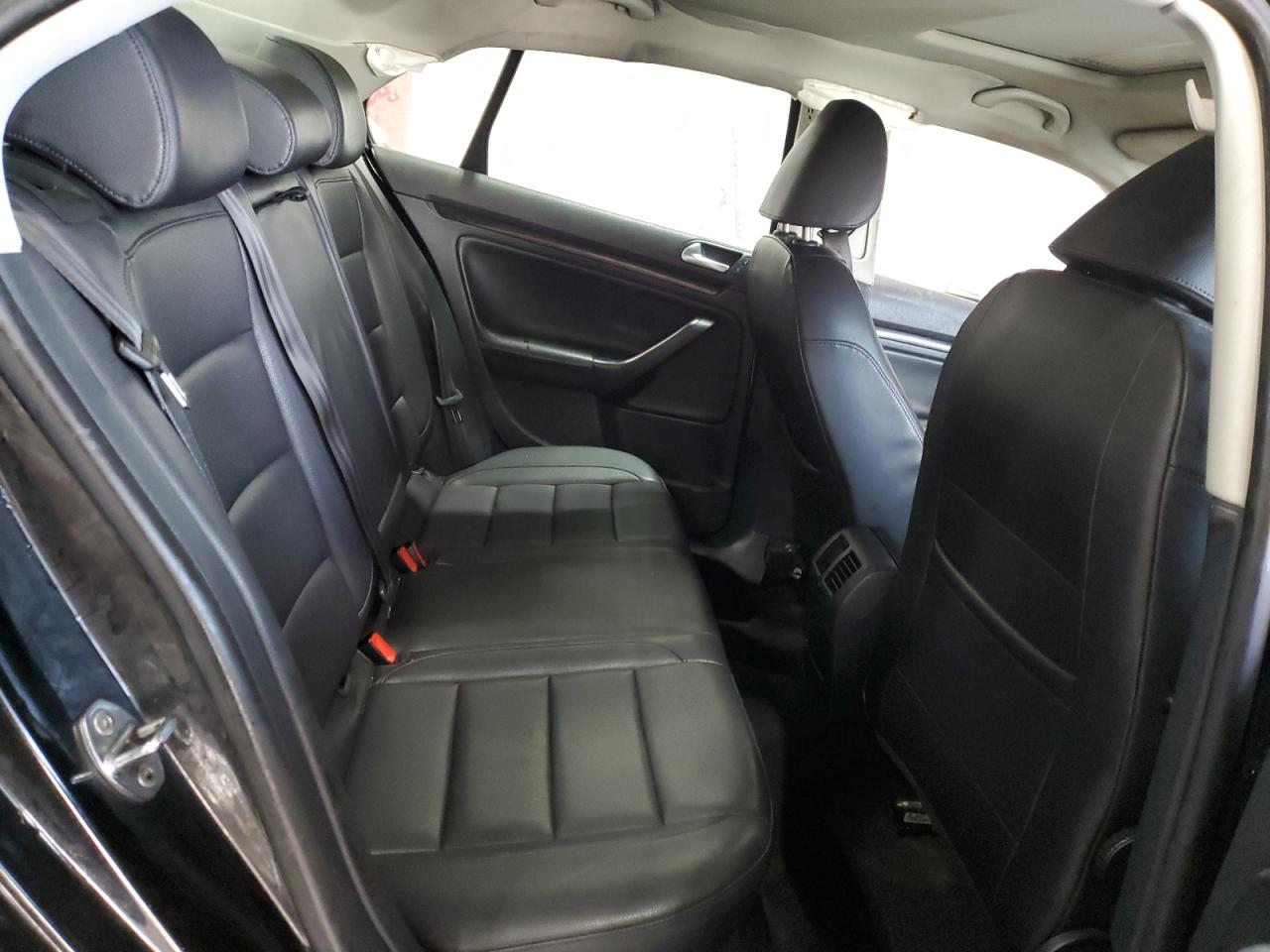 2010 Volkswagen Jetta - Image 10