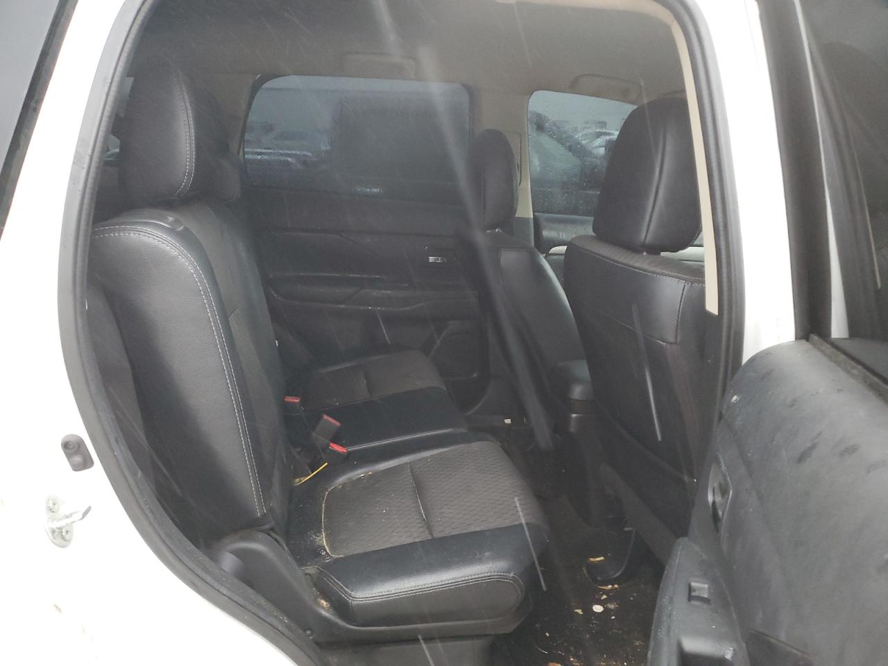 2015 Mitsubishi Outlander - Image 10