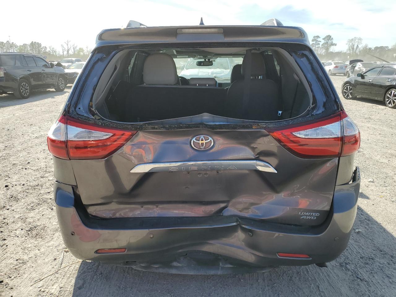 2016 Toyota Sienna - Image 6