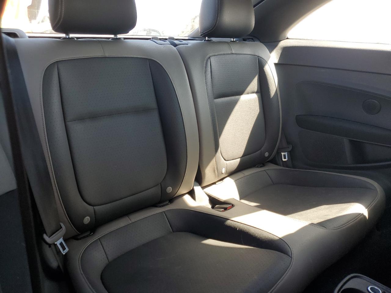 2015 Volkswagen Beetle - Image 10