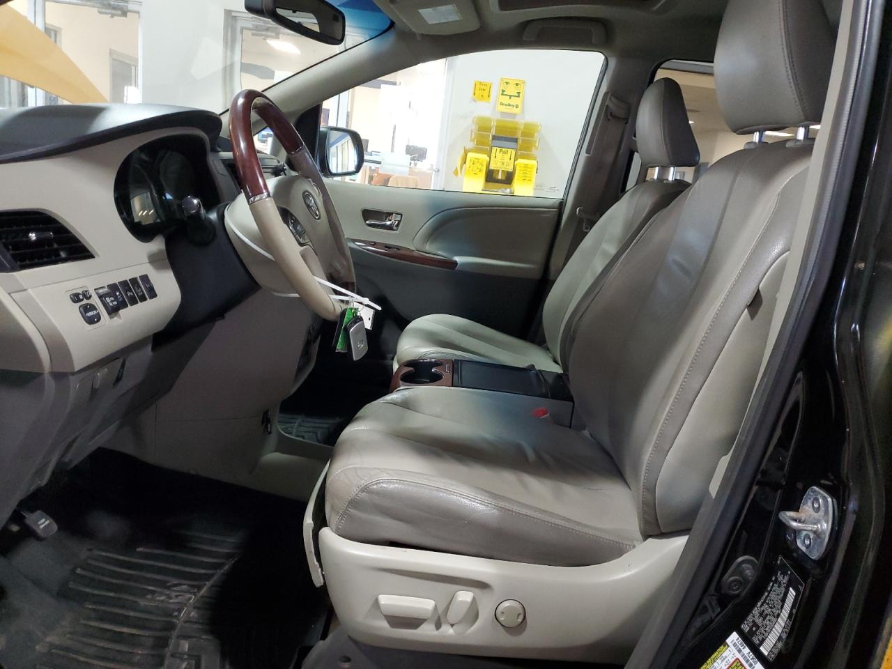 2014 Toyota Sienna - Image 7