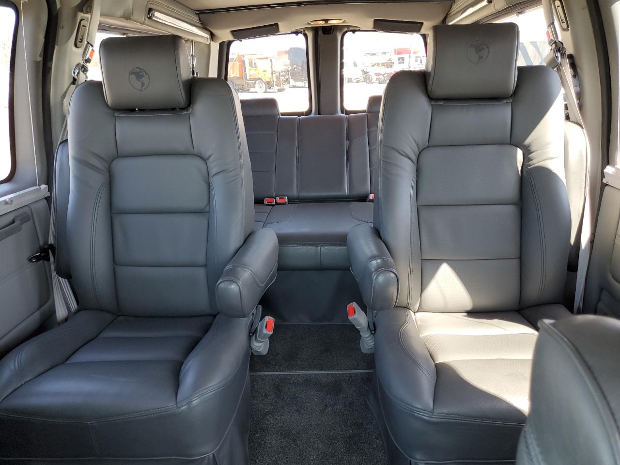 2011 GMC Savana - Image 10