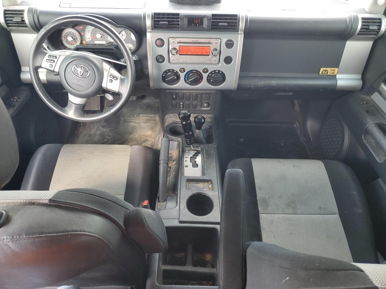 2013 Toyota FJ Cruiser - Image 8