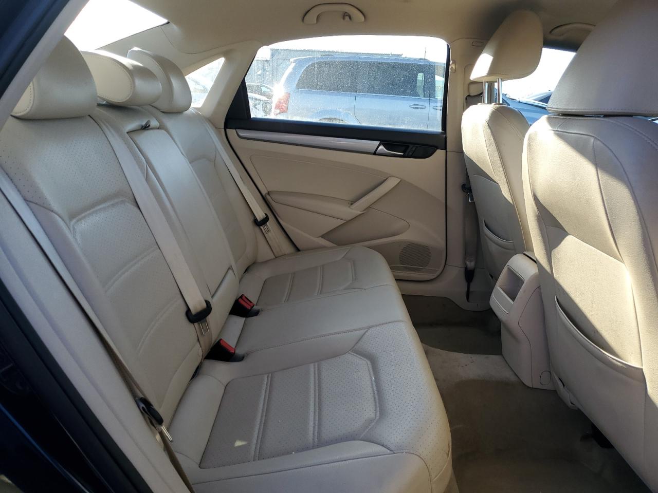 2015 Volkswagen Passat - Image 10