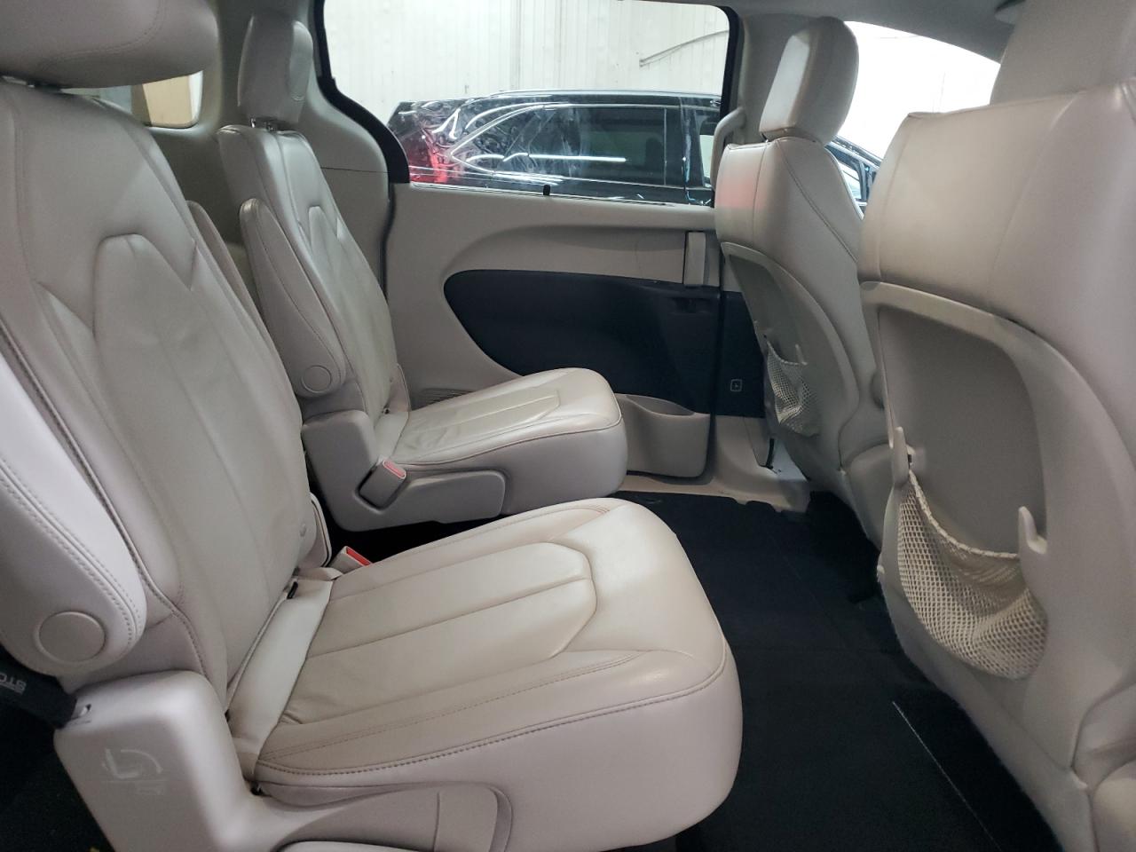 2017 Chrysler Pacifica - Image 11