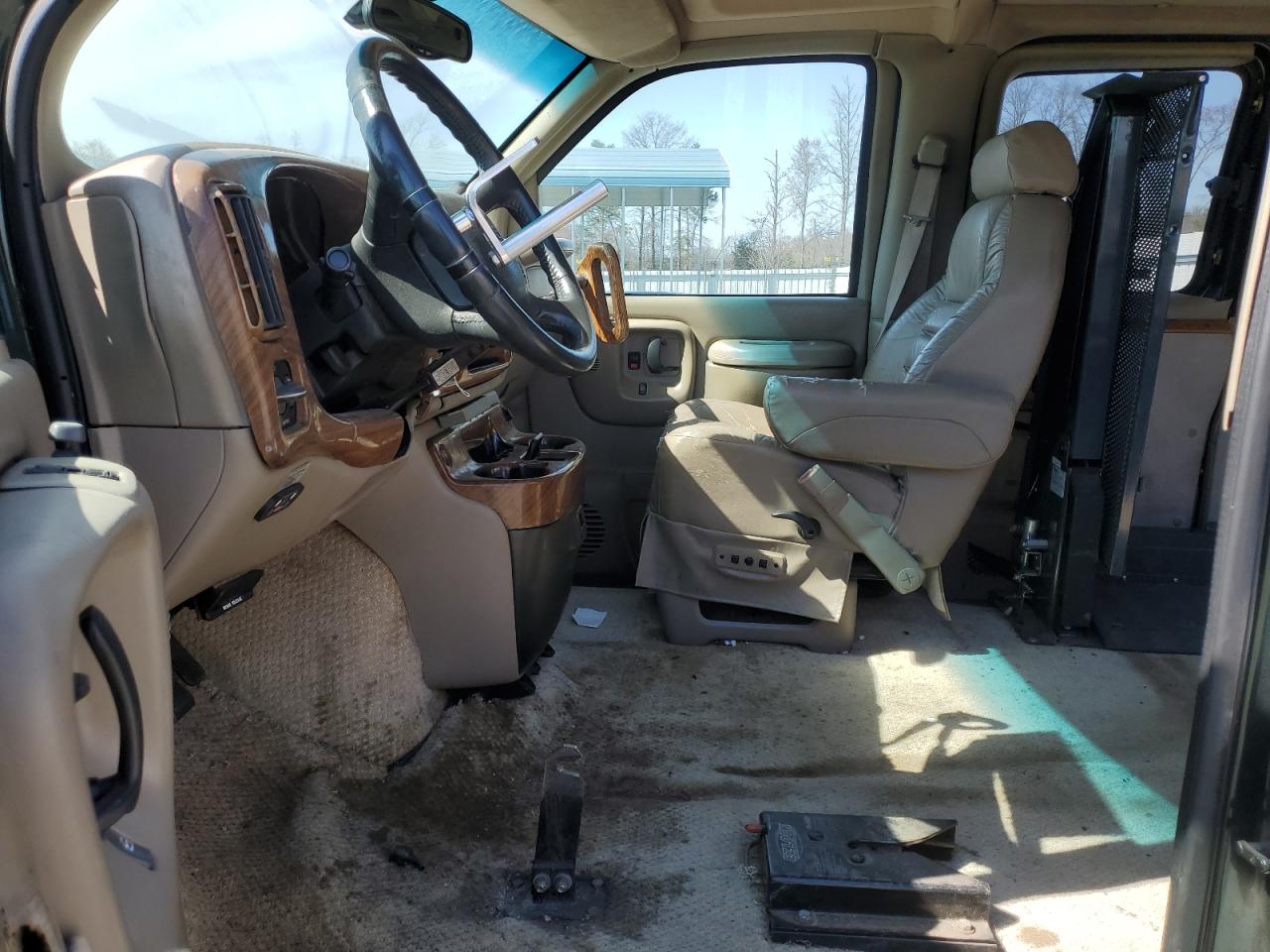 2002 GMC Savana - Image 7