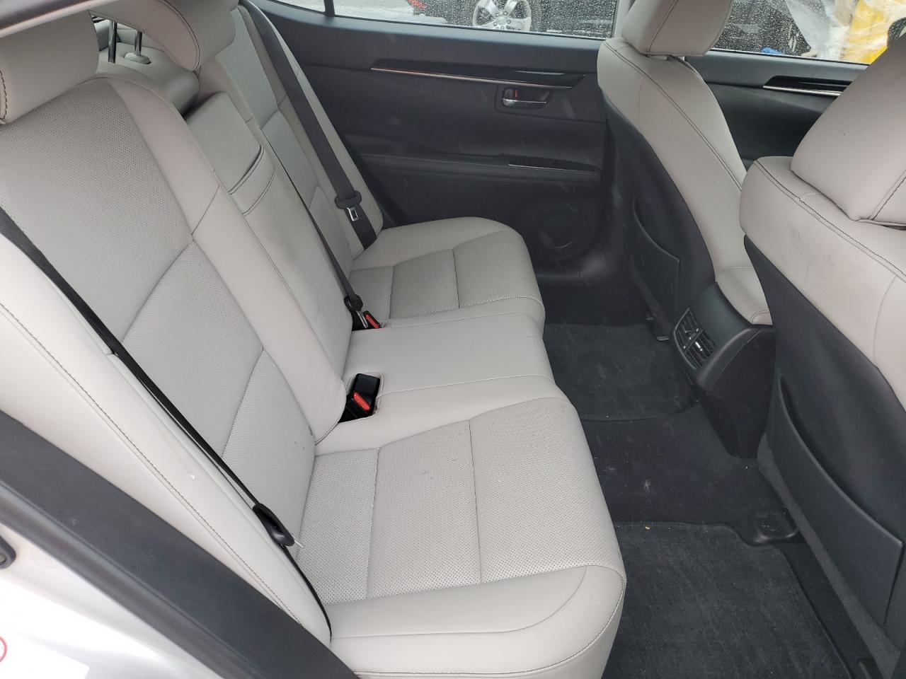2016 Lexus ES - Image 10