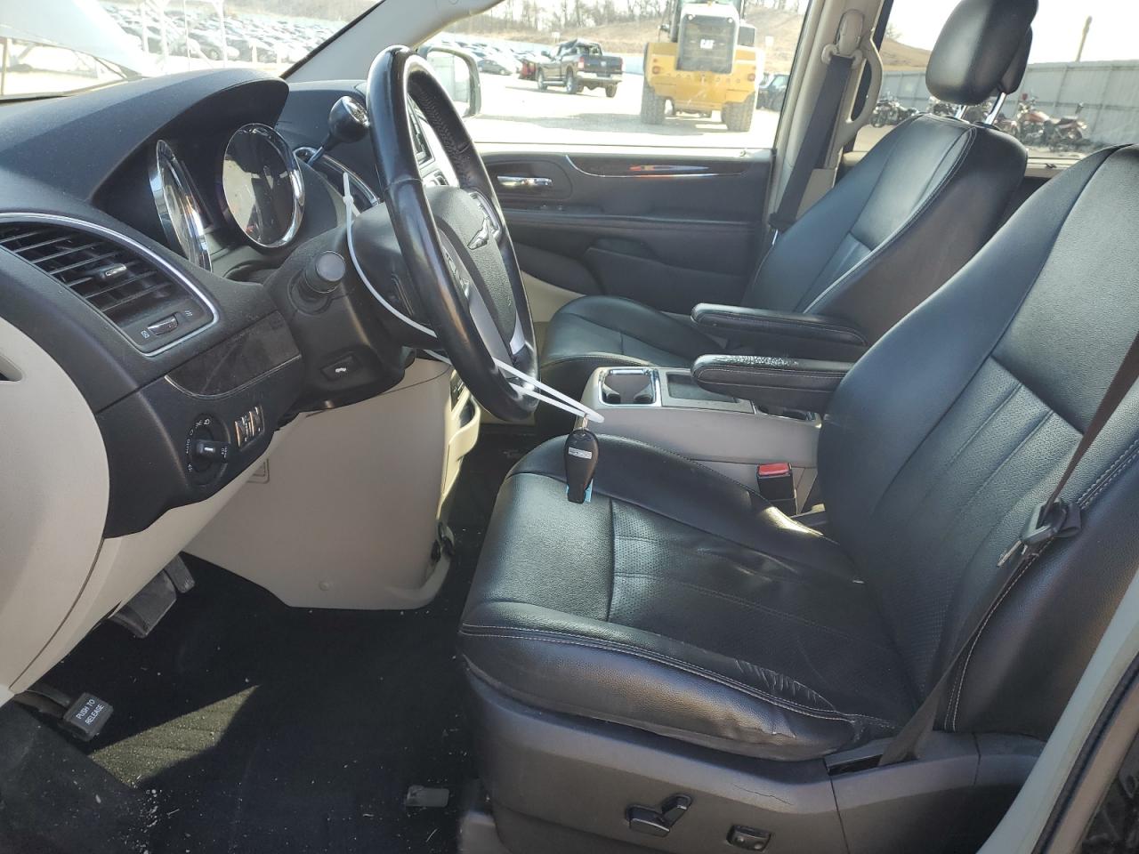 2014 Chrysler Town & Country - Image 7