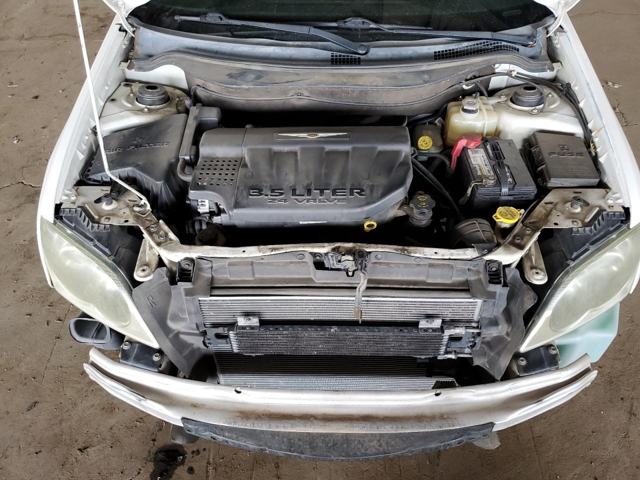 2005 Chrysler Pacifica - Image 12