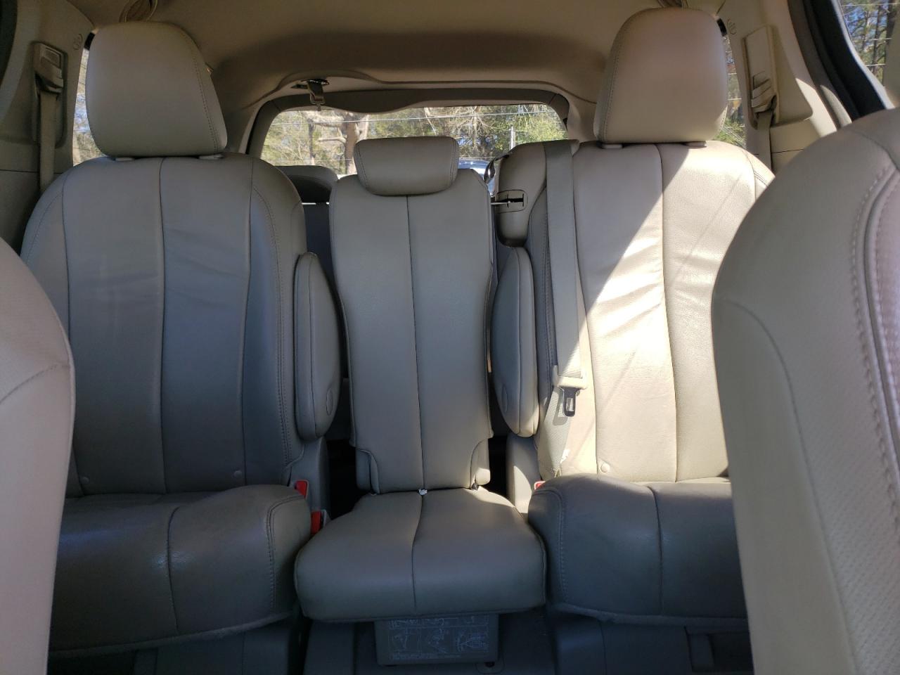 2013 Toyota Sienna - Image 10