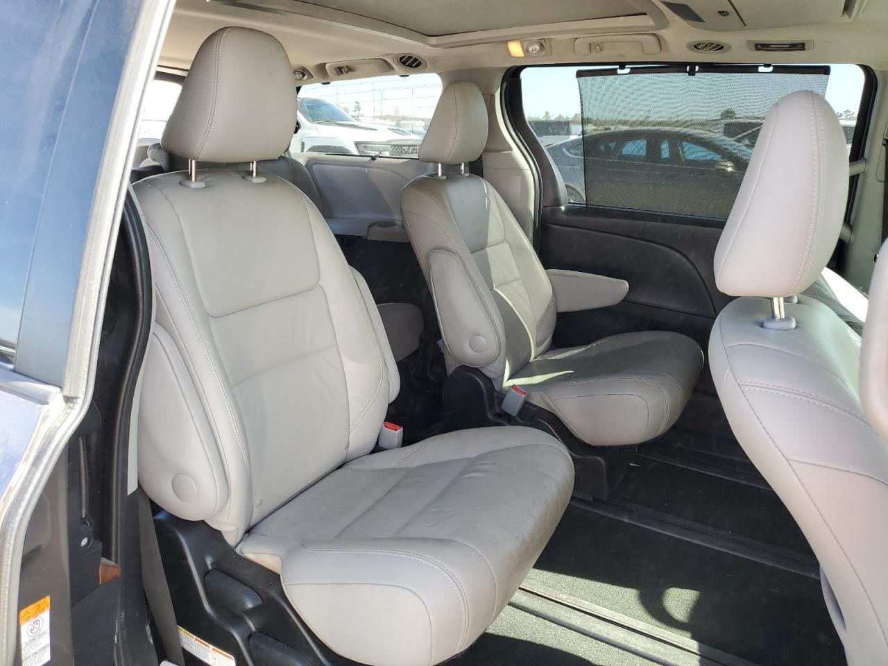 2016 Toyota Sienna - Image 11
