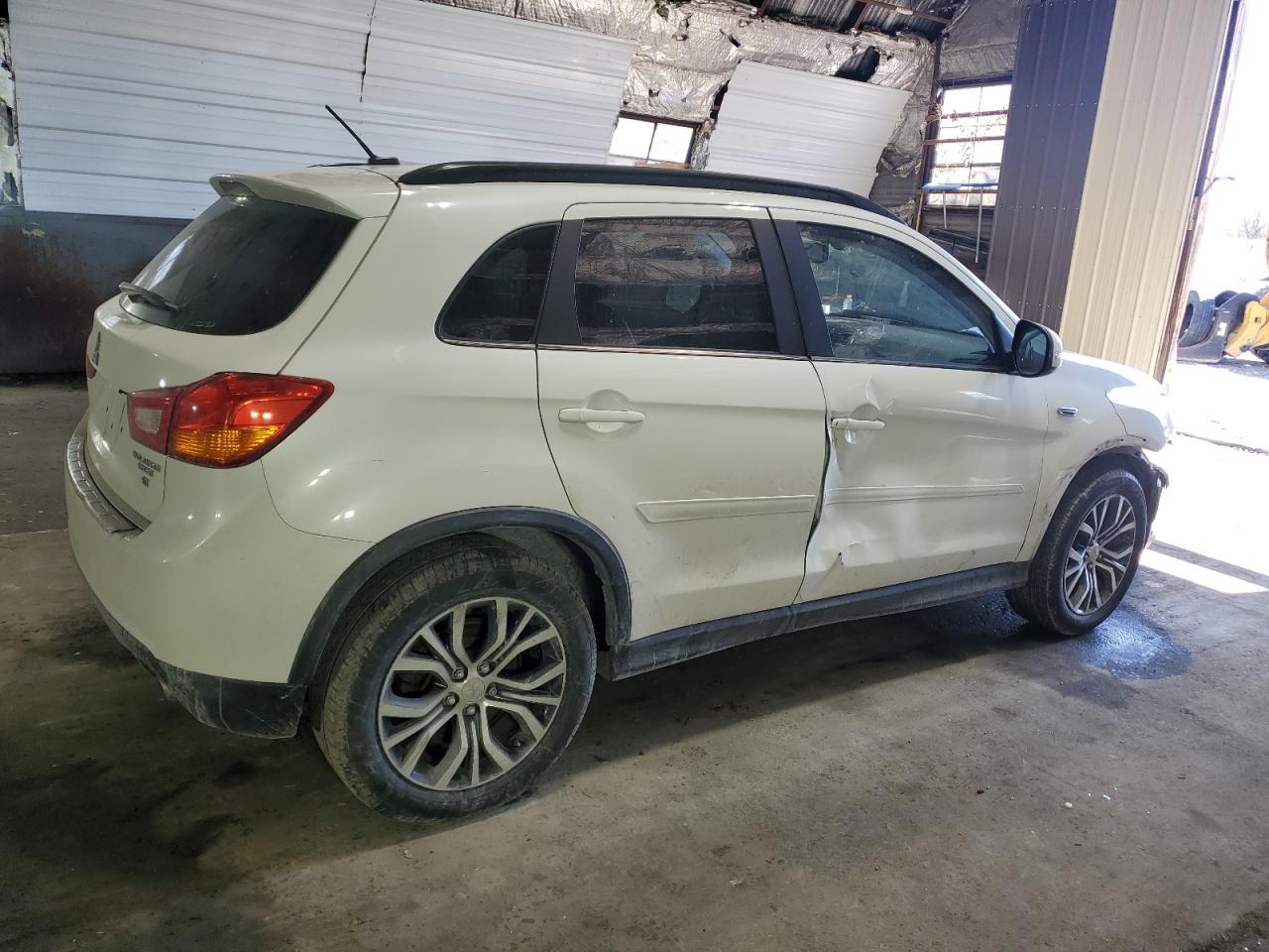 2016 Mitsubishi Outlander - Image 3